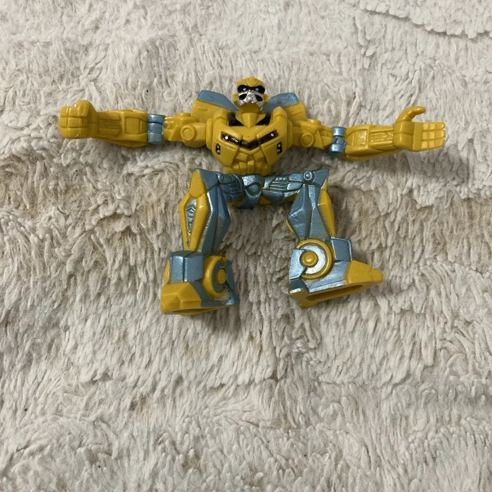Hasbro Transformers Armada Blurr (No Accessories) &‎ a Posed Bumblebee